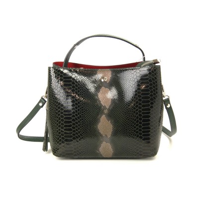 Женская кожаная сумка VEZZE 1923 зеленая лак змея